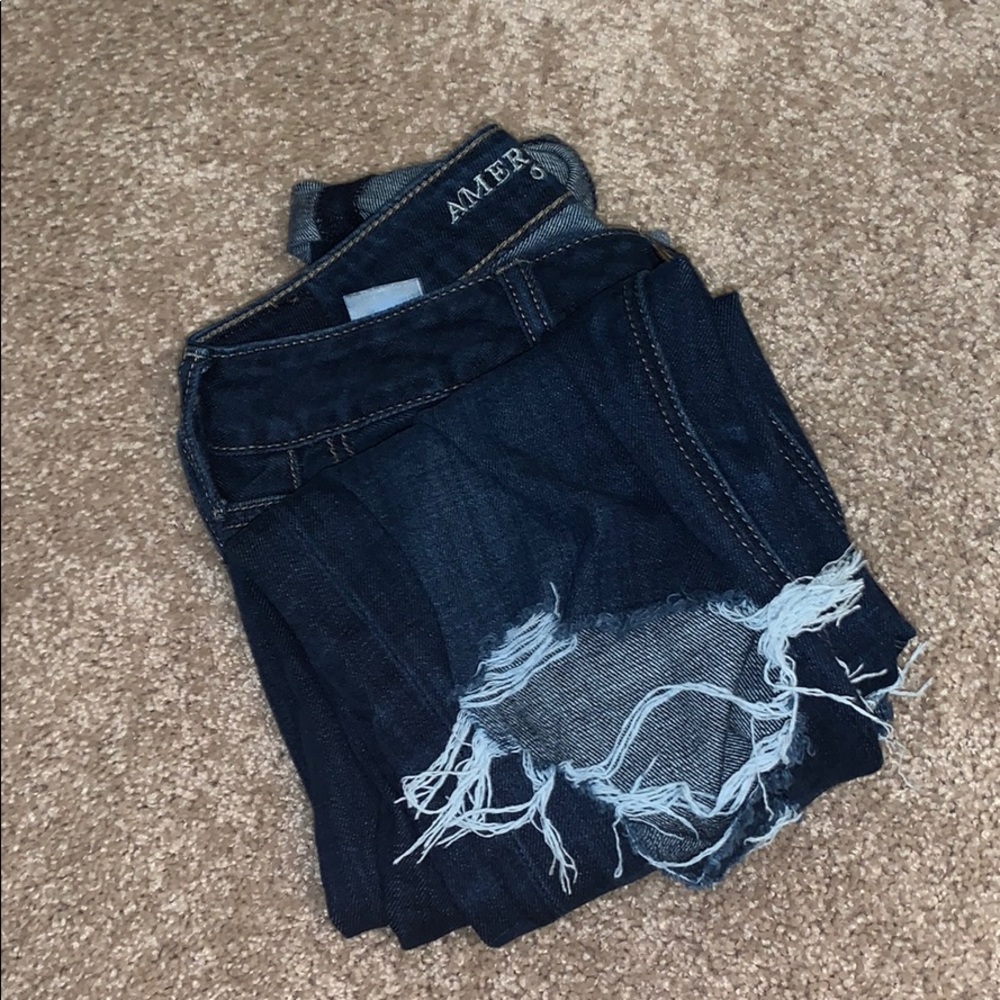 AEO ripped knee tomgirl jeans